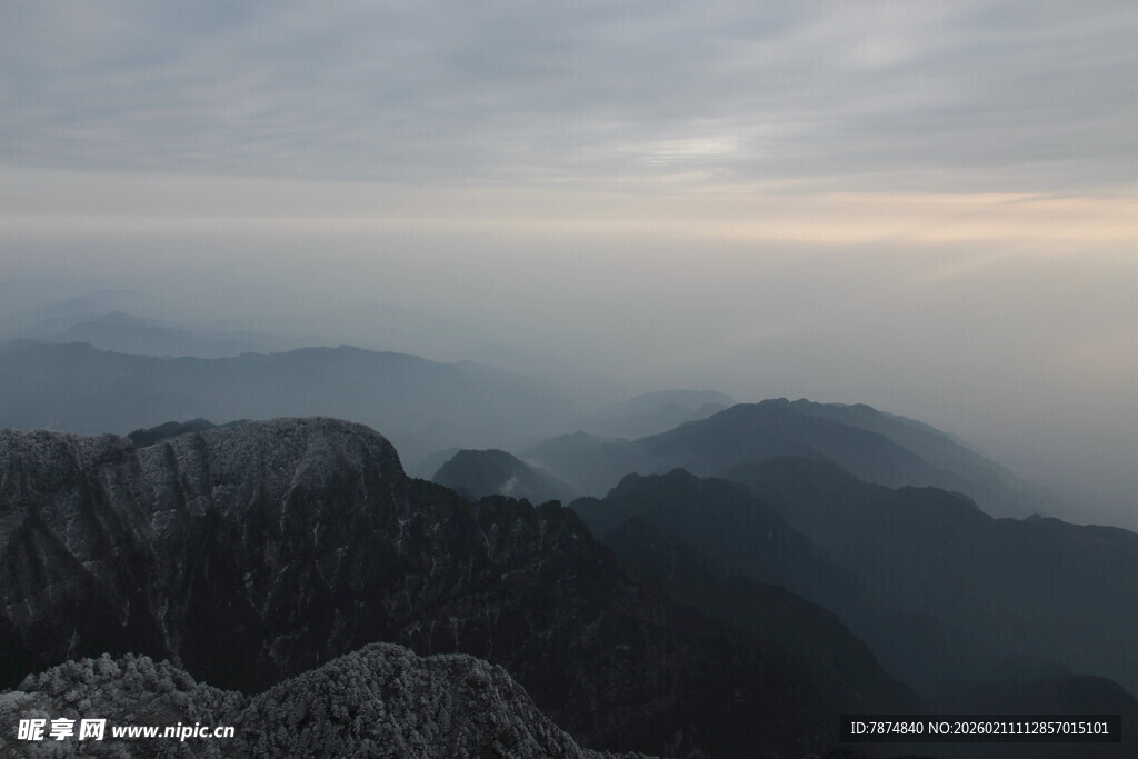 山峦云海间的壮美景色