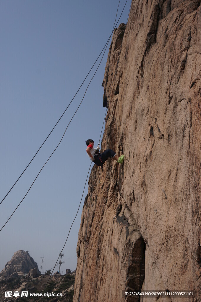 攀岩者挑战陡峭岩壁