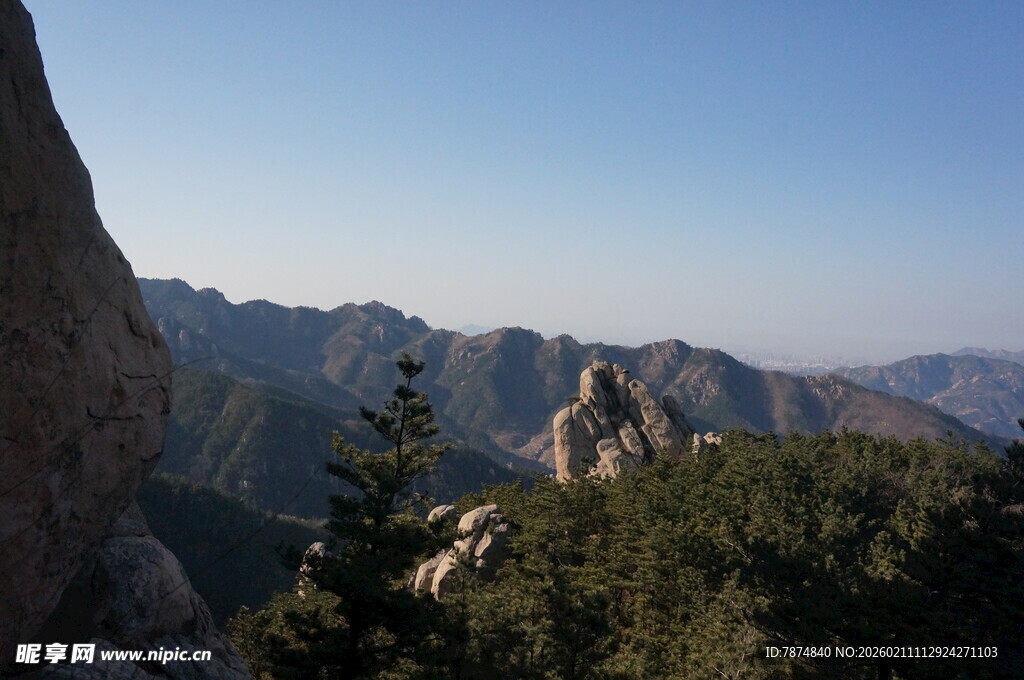 山景远眺 峰石与绿树相映