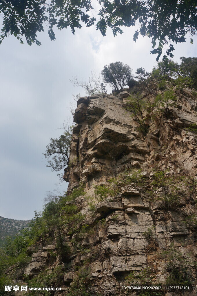 陡峭嶙峋的岩石山峰