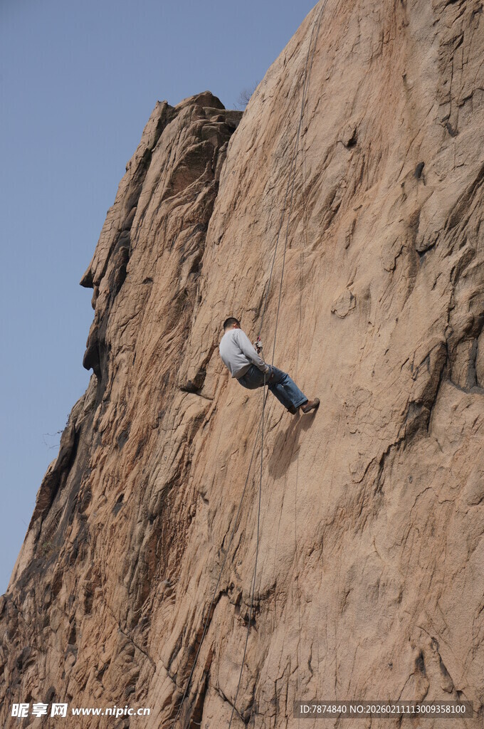 攀岩者挑战陡峭岩壁