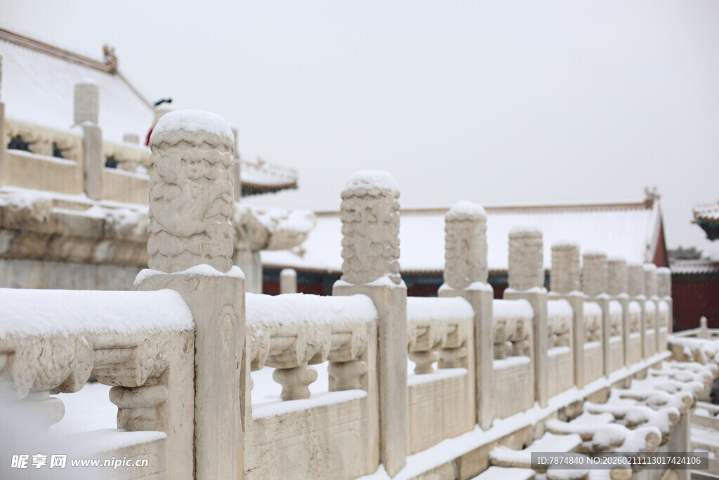 故宫雪景中的白玉石栏杆