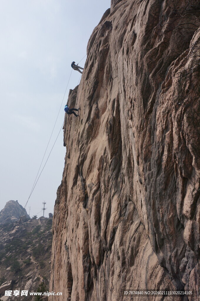 攀岩者挑战陡峭岩壁