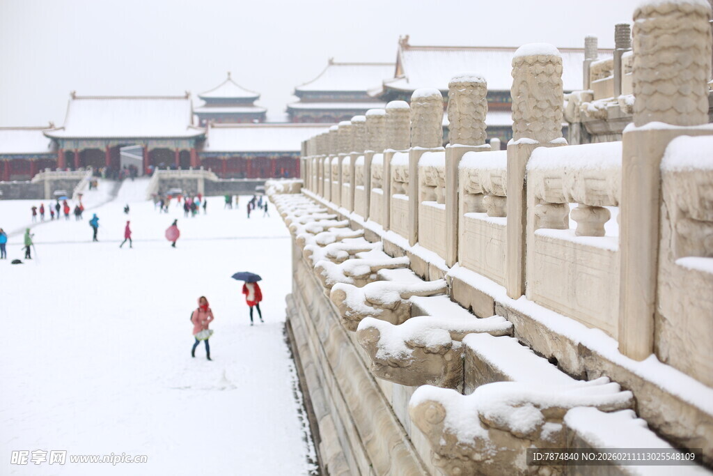 故宫雪景中游人漫步赏景