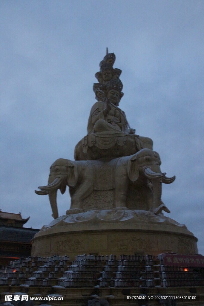 四头大象驮着的宏伟雕塑