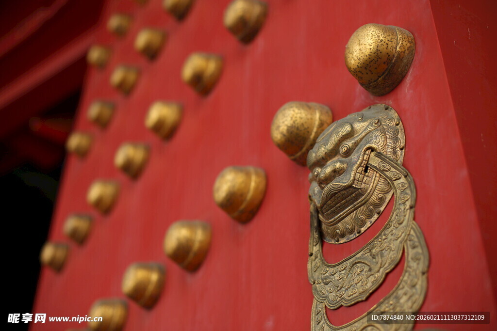 中式红门金饰神兽浮雕