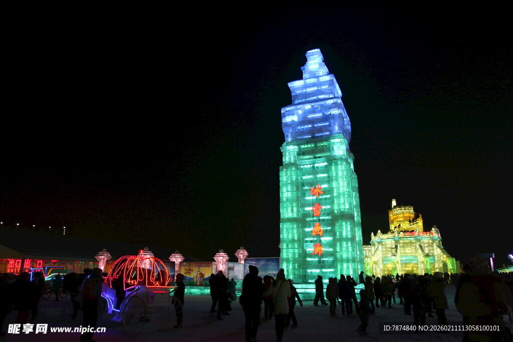 璀璨冰雕夜景吸引众多游客