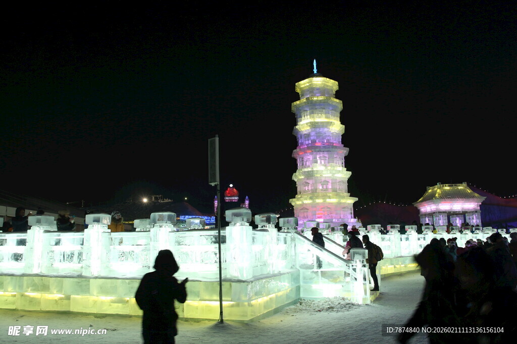 夜晚梦幻冰雕景观