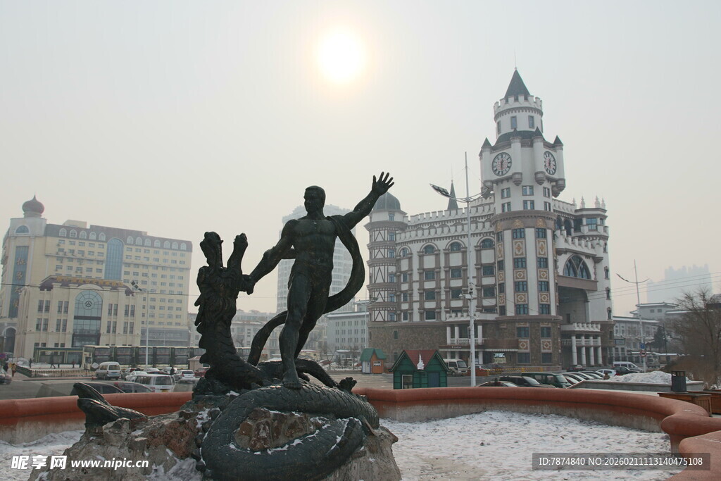 城市广场中的雕塑景观