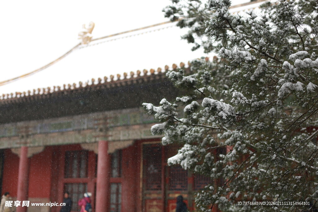 故宫雪景中的古典建筑一角