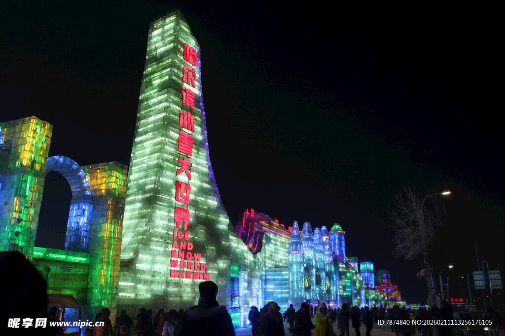 璀璨夜景中的绚丽高楼