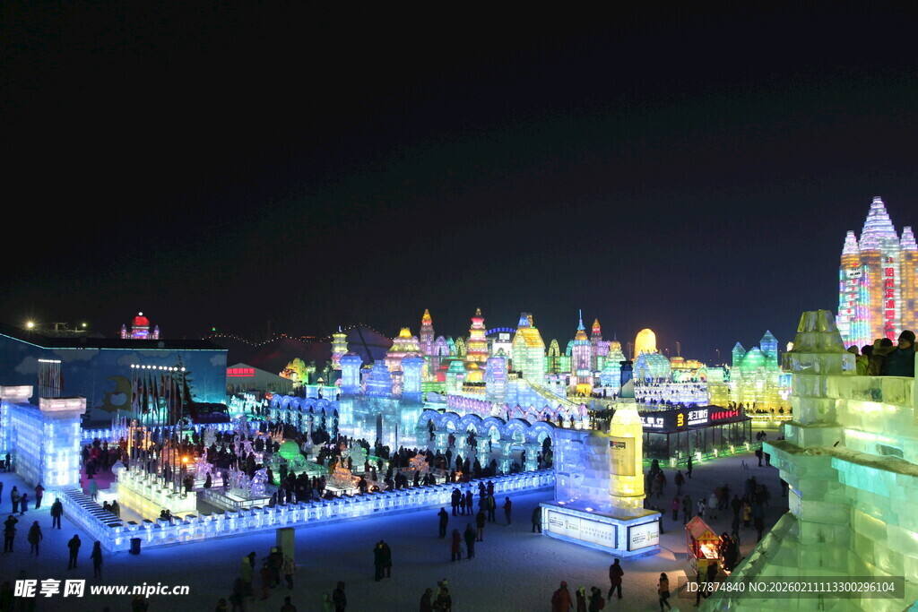 冰雪城堡夜景璀璨迷人