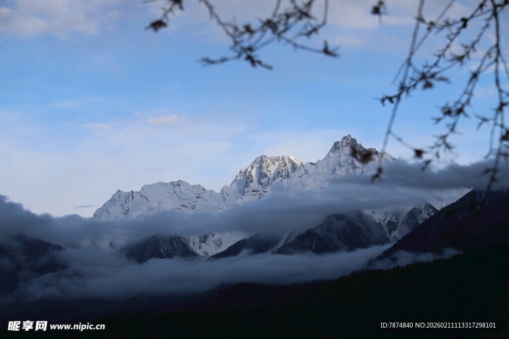 山间云雾缭绕的壮丽雪山