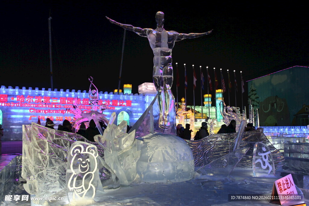 冰雕景观前的热闹场景