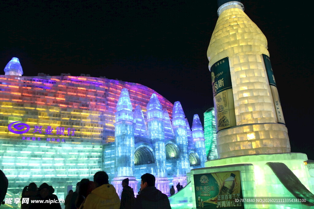 梦幻冰雕夜景吸引众人观赏