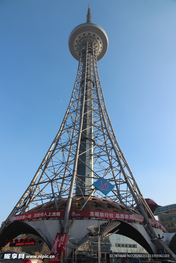 高耸入云的电视塔