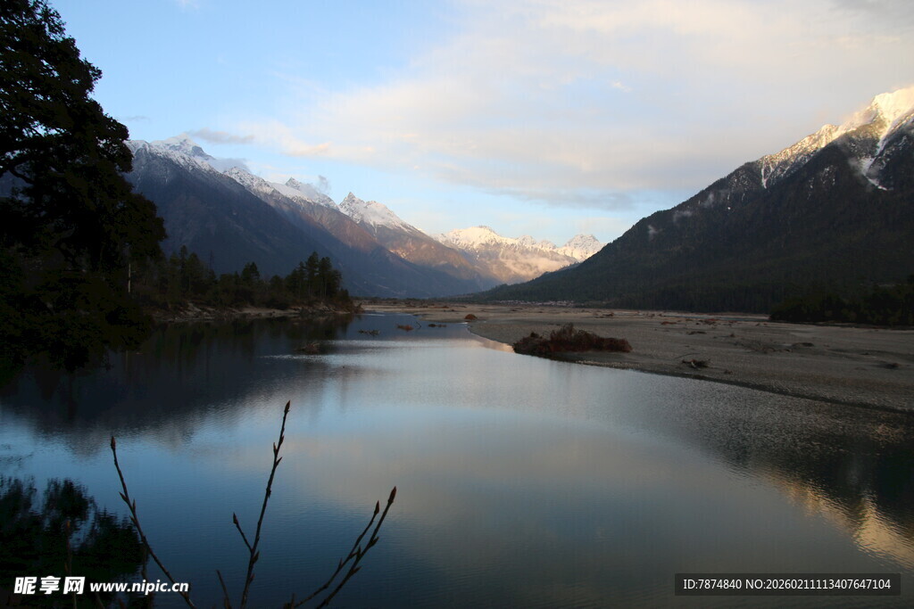 宁静河畔的壮丽山水风光