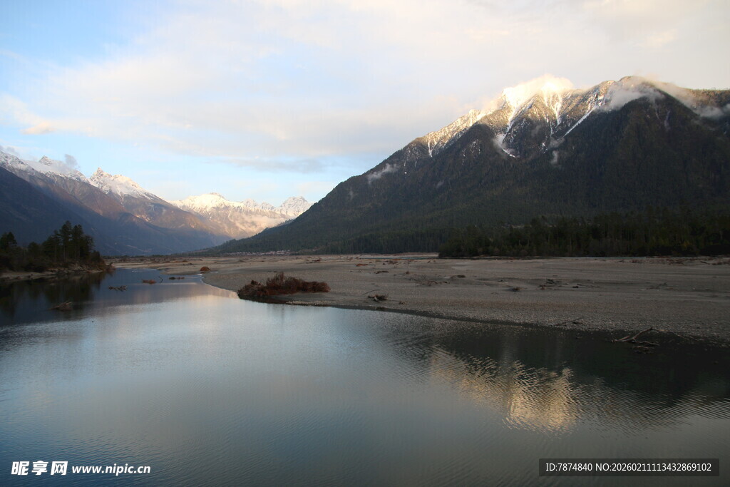 宁静山水间的绝美湖景