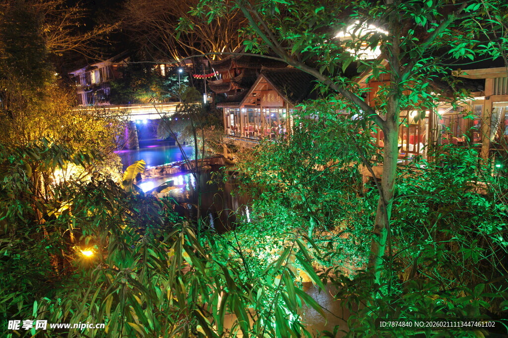 夜间绿植环绕的梦幻小屋