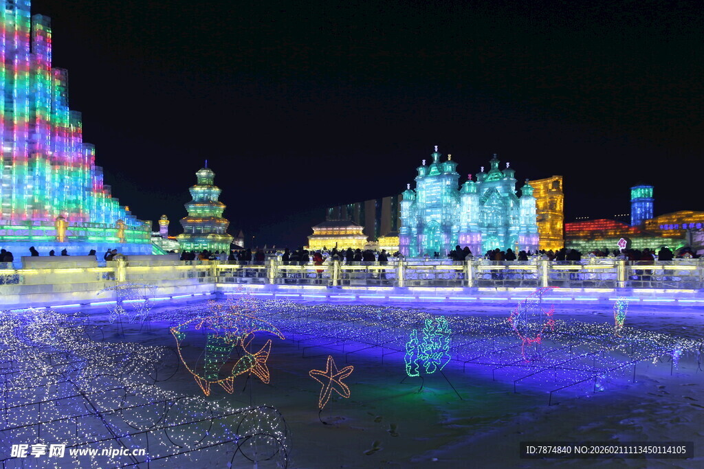 梦幻璀璨的夜间灯光秀