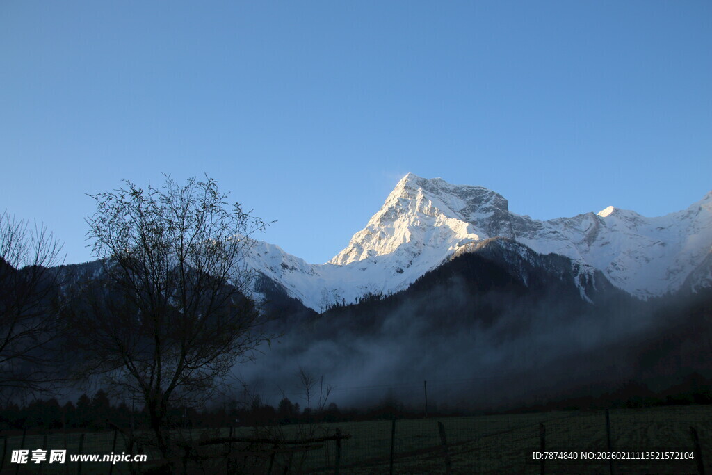雪山晨景 云雾缭绕之美