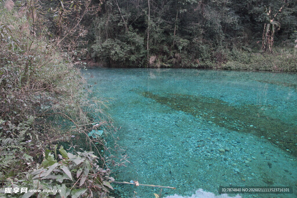 清澈碧绿的山间幽潭