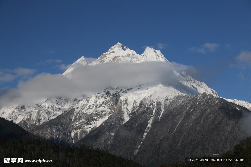 巍峨雪山映蓝天