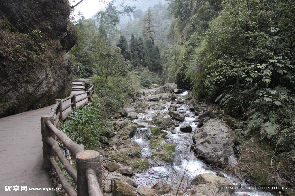 山间小径伴潺潺溪流