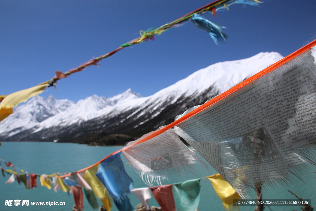 雪山下飘扬的五彩经幡