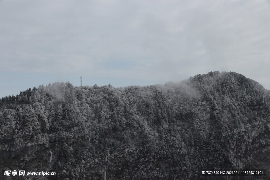 云雾缭绕的巍峨山峰