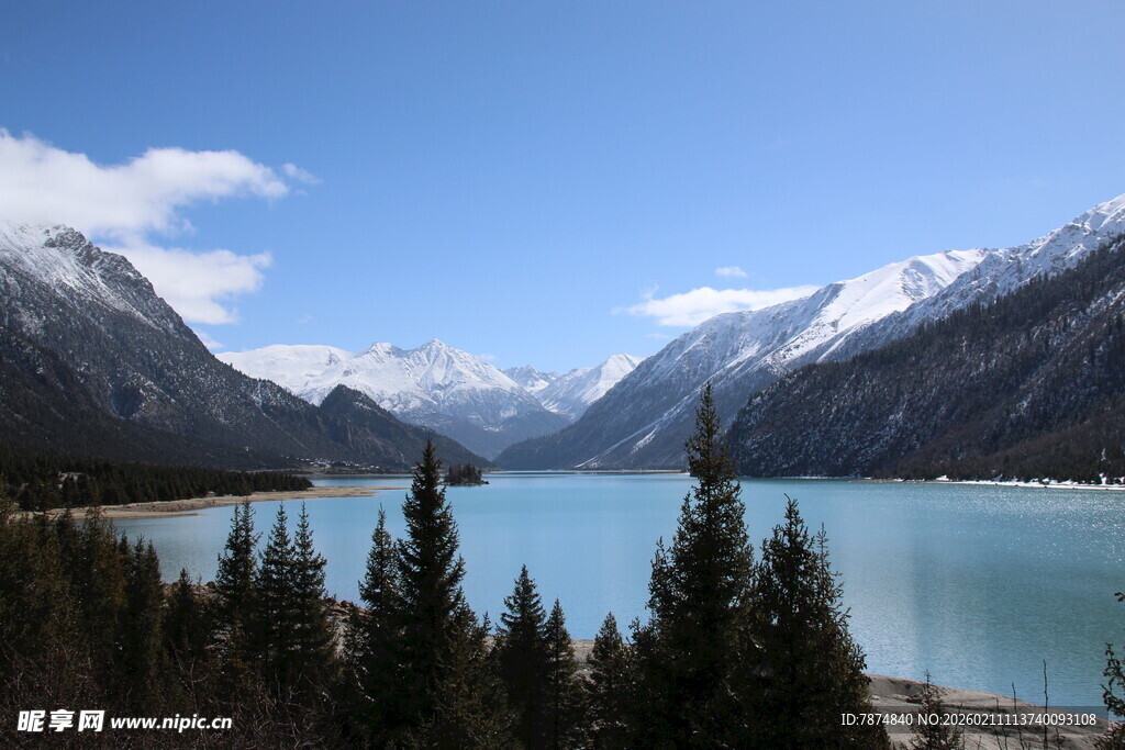 雪山下的静谧蓝色湖泊