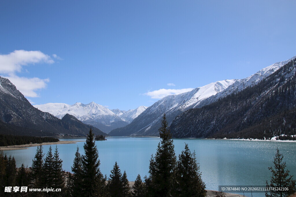 雪山下的静谧湖泊风光