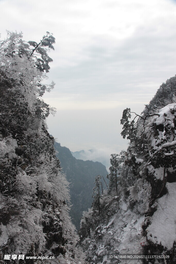 雪覆山峦 银装素裹之景