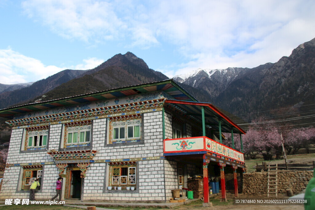 藏式民居 背靠壮丽山脉