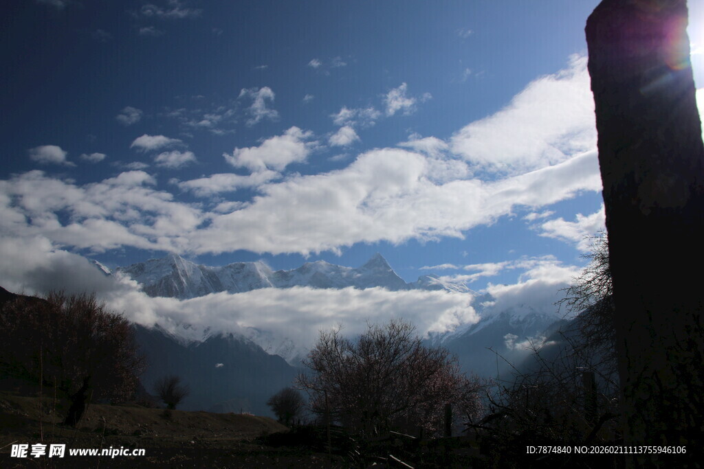 蓝天之下的山峦与云景