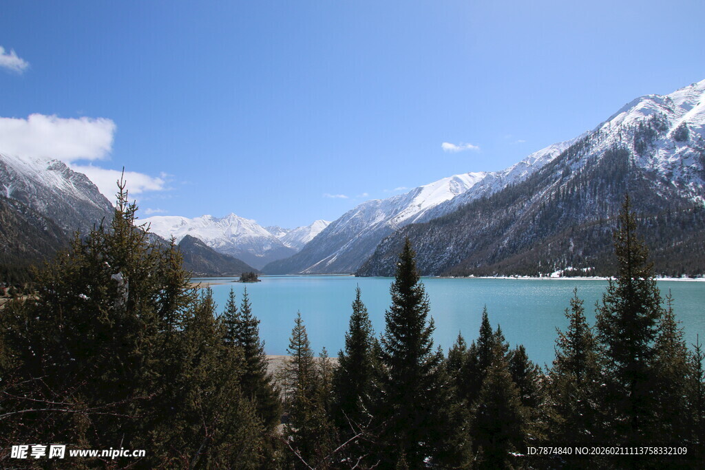 美丽湖景与巍峨雪山