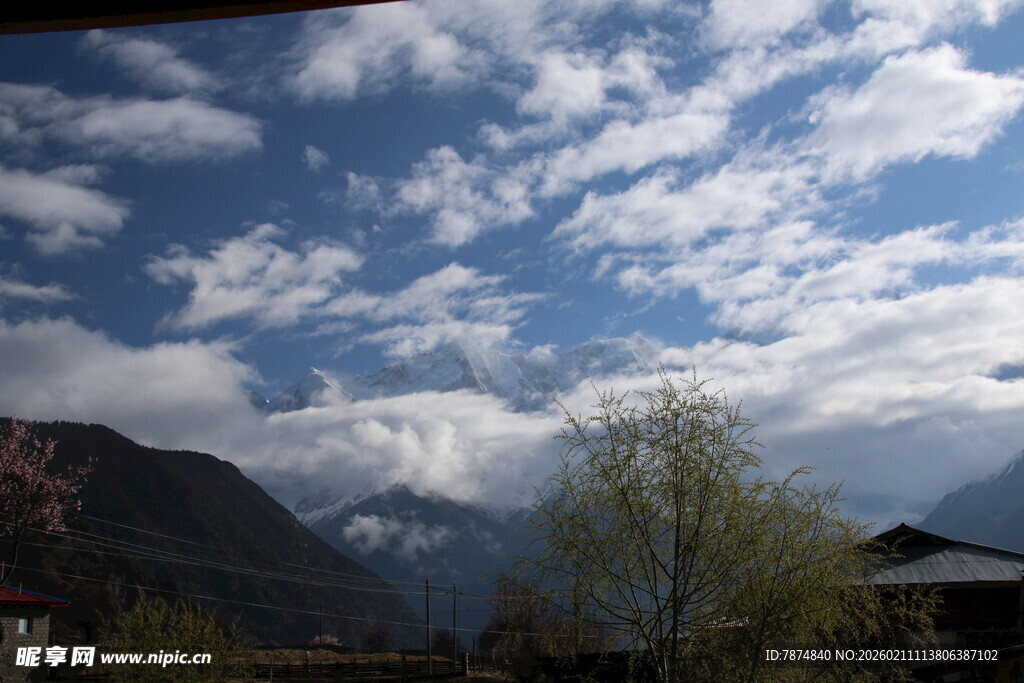 山间蓝天白云下的宁静景致