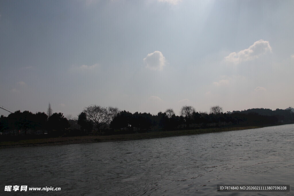 河畔风光 阳光映照水域