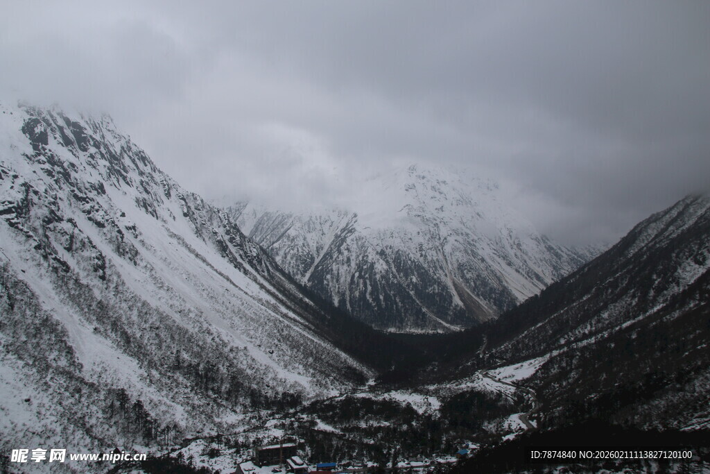 雪山山谷壮丽景致