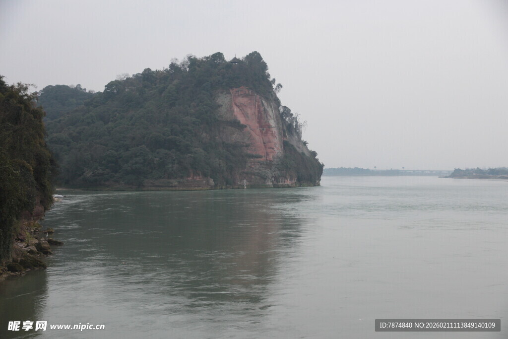 江边丹霞地貌山水景观