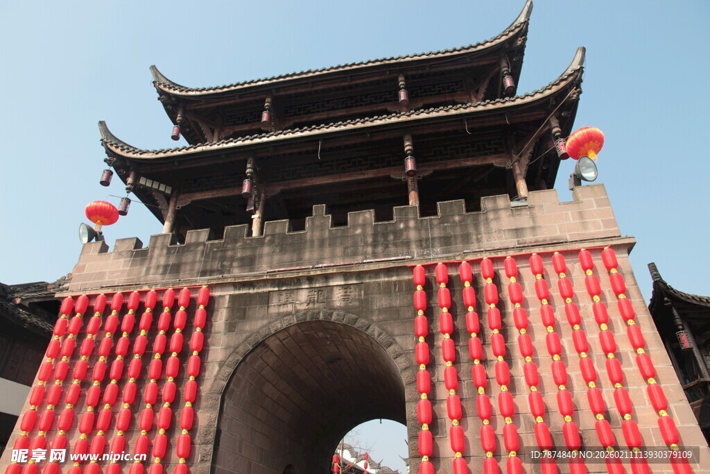 古楼挂红联 尽显中式韵味