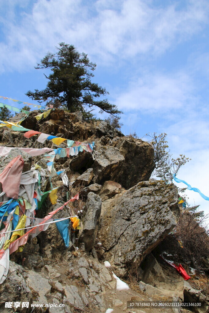 山巅经幡飘扬的独特景致