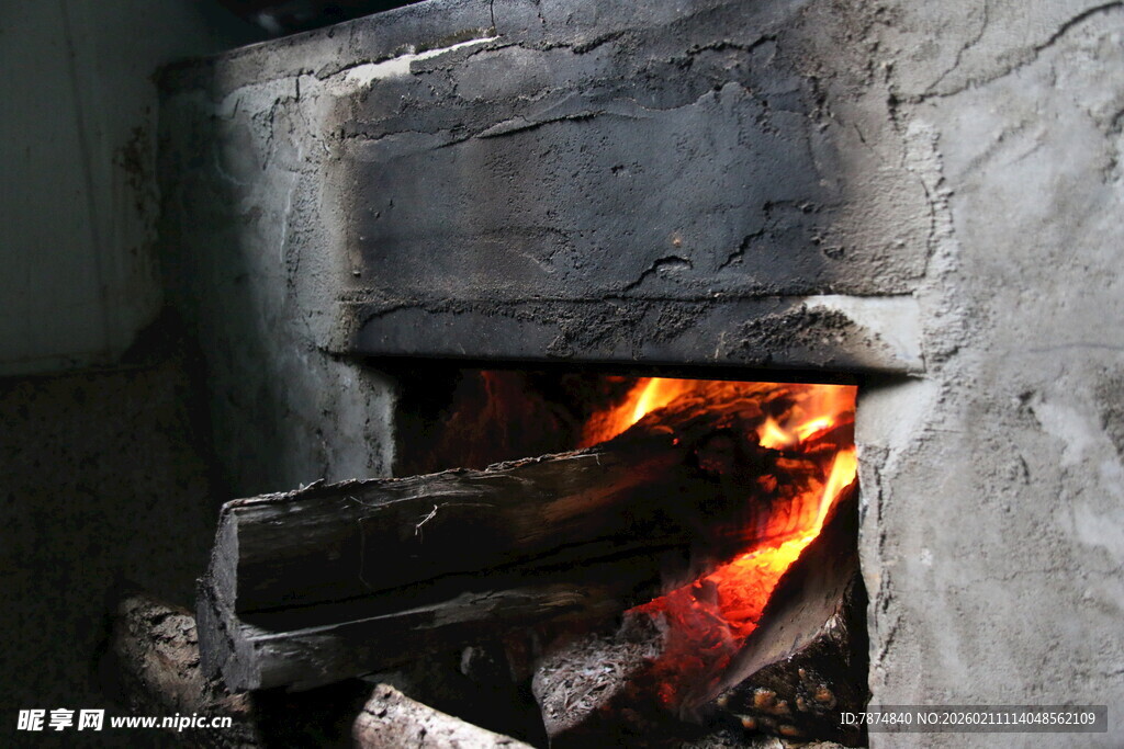 燃烧的木柴在传统炉灶中