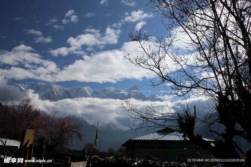蓝天白云下的乡村景致