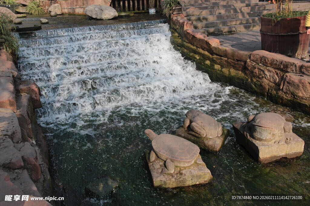 石间溪流潺潺美景