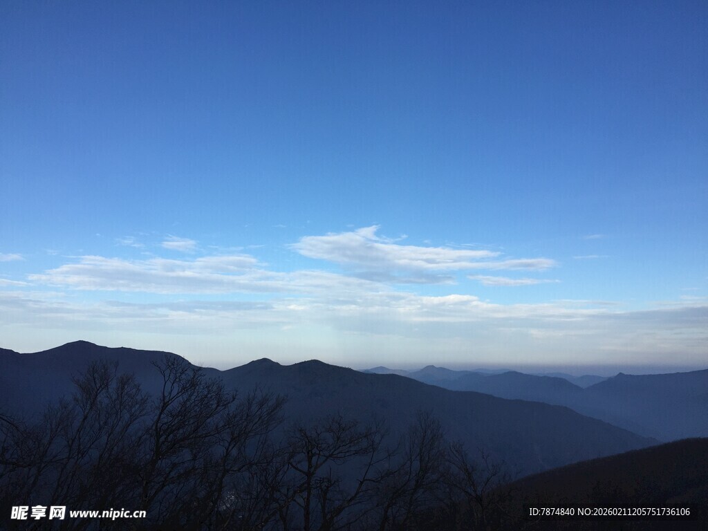 山峦蓝天间的壮美景色