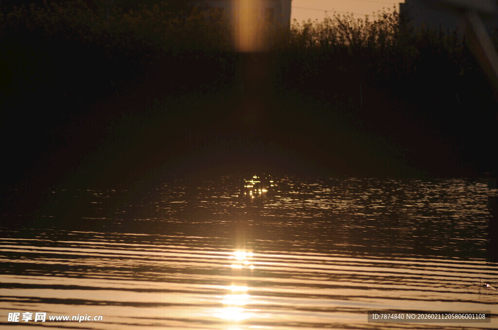 夕阳下波光粼粼的水面