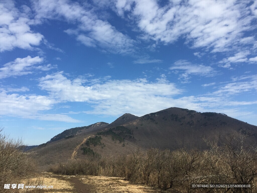 蓝天白云下的山峦风光