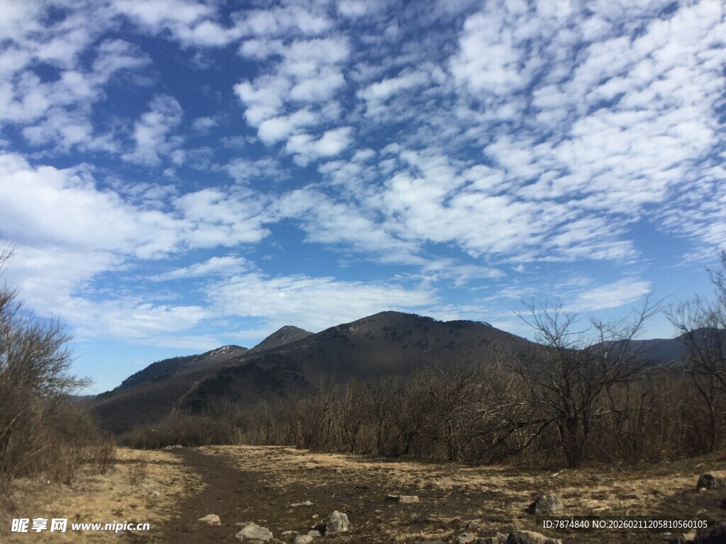 蓝天白云下的山间景致