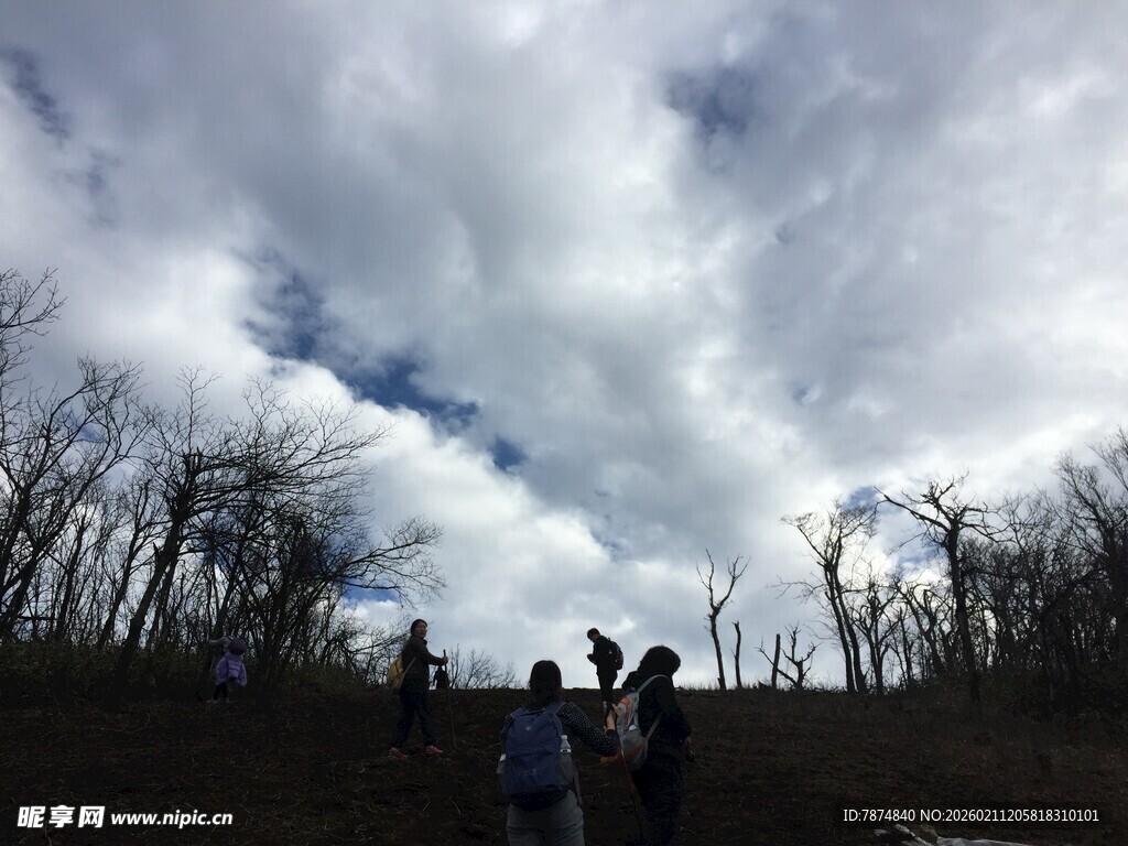 漫步云端的户外徒步者